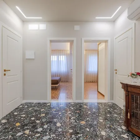 Elegant Executive Flat ,15 Min From Venice, Free Parking Apartment Marghera