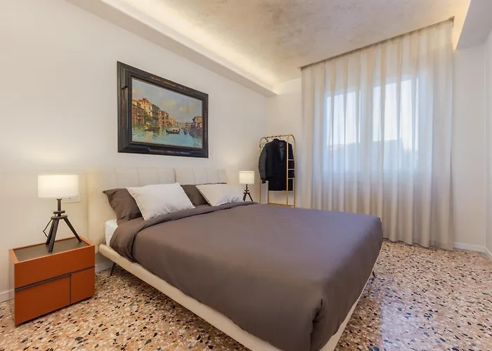 Elegant Executive Flat ,15 Min From Venice, Free Parking