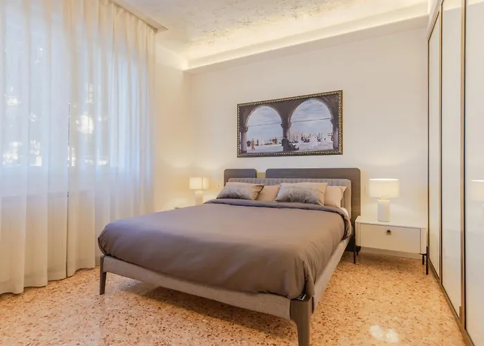 Elegant Executive Flat ,15 Min From Venice, Free Parking Apartman