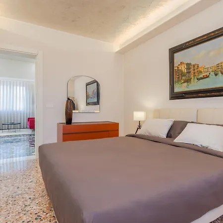 公寓 Elegant Executive Flat ,15 Min From Venice, Free Parking