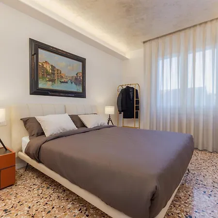 Elegant Executive Flat ,15 Min From Venice, Free Parking